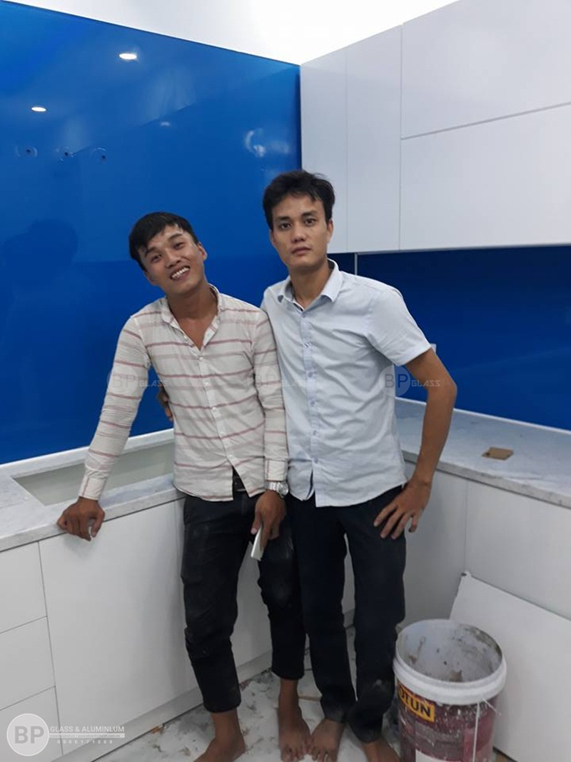 Kính bếp màu xanh nước biển tại Hồ Chí Minh